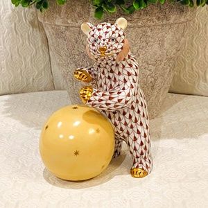 O2-RETIRED & VINTAGE Herend Fishnet Bear with Ball
